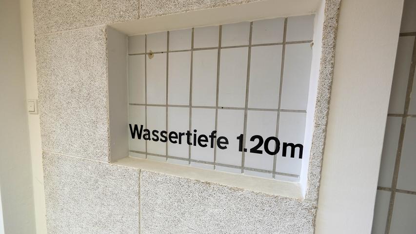 Alte Fliesen und die Aufschrift "Wassertiefe 1,20m" erinnern an die Hallenbad-Ära in der Aula der Schule Insel Schütt. Bis 2003 wurde hier geschwommen.