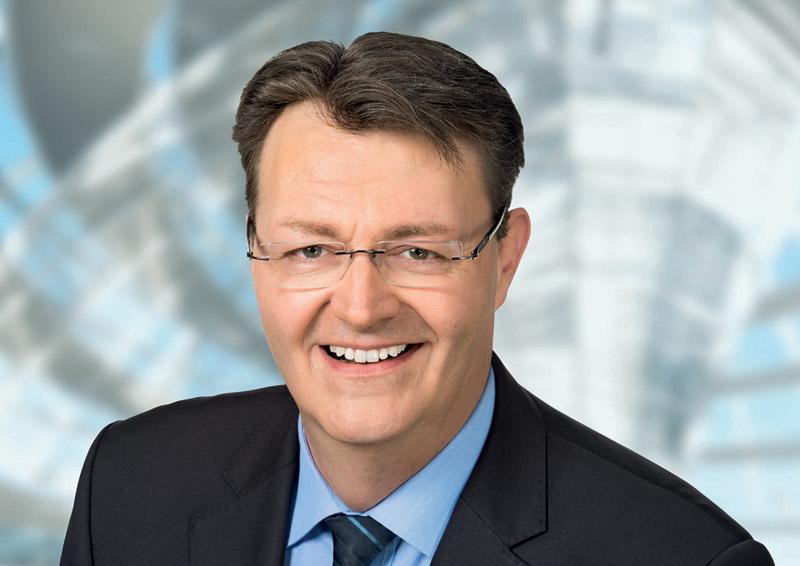 Statt zum Flughafen Tegel fahren zu m&uuml;ssen, kann ich nun gleich beim nahe gelegenen Hauptbahnhof die Reise nach N&uuml;rnberg antreten. Die Zeit, die ich durch die Fahrt zum Flughafen und die Dauer bis zum Boarding spare, kann ich im Zug effektiv nutzen. Urspr&uuml;nglich dachte ich, dass ich w&auml;hrend der Fahrten das eine oder andere gute Buch lesen k&ouml;nnte. Aber es bleiben immer wieder genug Restanten zum Abarbeiten, die ich meist die ganze Woche bereits mit mir herumschleppe. N&uuml;rnberg r&uuml;ckt mit dieser Verbindung nicht nur ein St&uuml;ck n&auml;her an die Hauptstadt heran, sondern auch wieder in den Fokus als zentraler Verkehrsknotenpunkt Deutschlands.