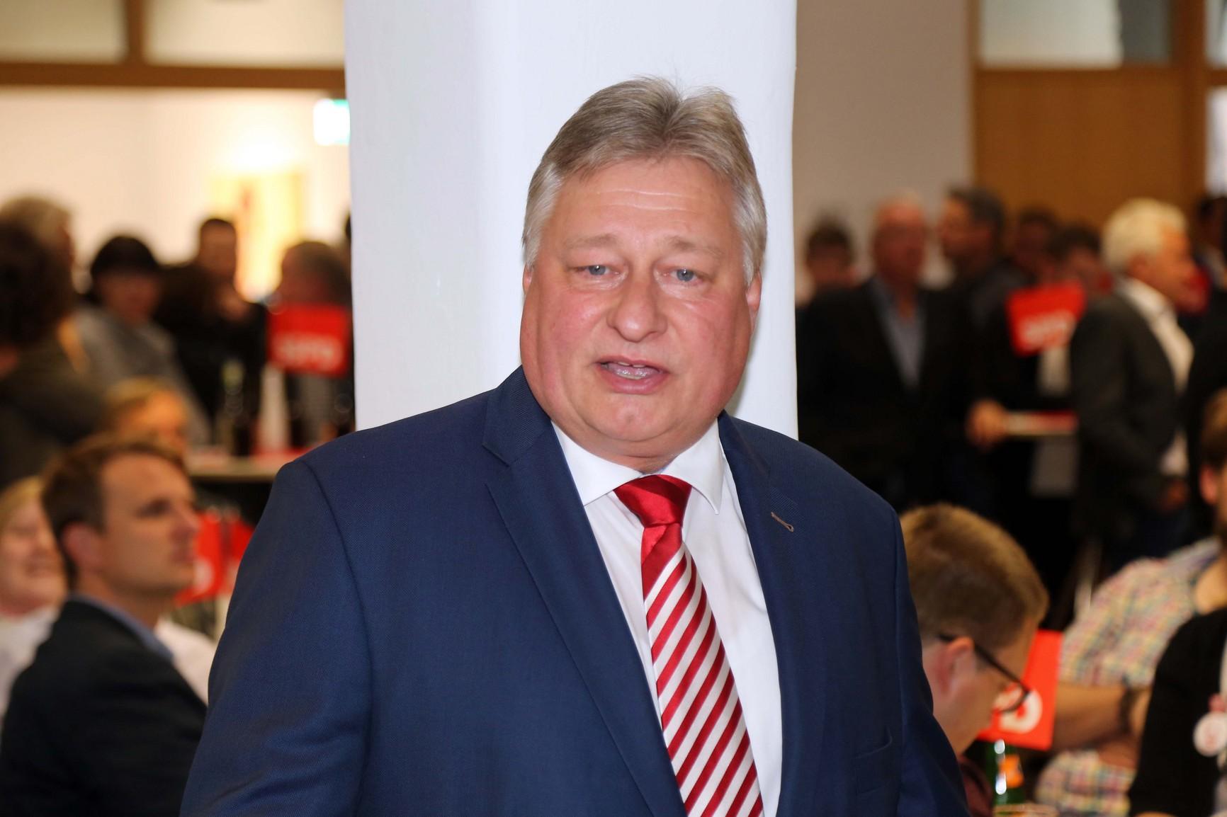 Ich bin Eisenbahner mit Leib und Seele und freue mich schon lange auf die Inbetriebnahme der neuen Schnellfahrstrecke. Als Verkehrspolitiker habe ich das Projekt zw&ouml;lf Jahre lang in der Parlamentariergruppe VDE 8 begleitet. Die Sprinterverbindung ist sehr gut ausgelastet, deshalb habe ich die Sitzpl&auml;tze f&uuml;r meine Fahrten zwischen N&uuml;rnberg und Berlin bereits ein halbes Jahr im Voraus reserviert. Ich genie&szlig;e das Zugfahren, dort kann ich Zeitung lesen und in Ruhe E-Mails schreiben. Ich bin &uuml;berzeugt, dass die Anlaufschwierigkeiten von der DB schnell behoben werden. F&uuml;r die Zukunft kann ich mir vorstellen, dass ein zus&auml;tzlicher Sprinter auf der Strecke sinnvoll w&auml;re.