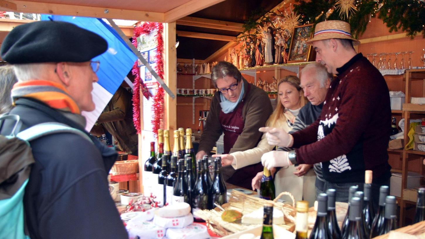 Die Delegation aus Forchheims Partnerstadt Le Perreux hat auf dem Forchheimer Weihnachtsmarkt für französische Genüsse gesorgt.