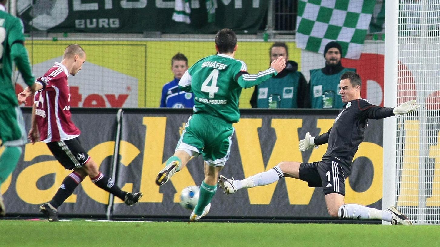 "Ein schönes Gefühl", sagt Dennis Diekmeier und meint diesen Triumph in der Nachspielzeit: Peer Kluge behält in Wolfsburg die Nerven, Sekunden später ist der Nürnberger 3:2-Auswärtscoup perfekt.