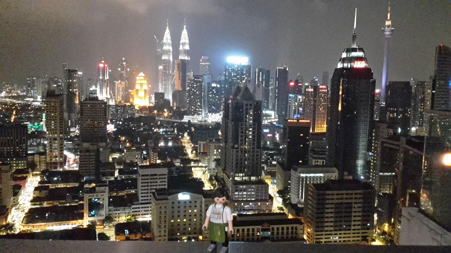 Der Goldschläger vor der atemberaubenden Skyline von Kuala Lumpur.