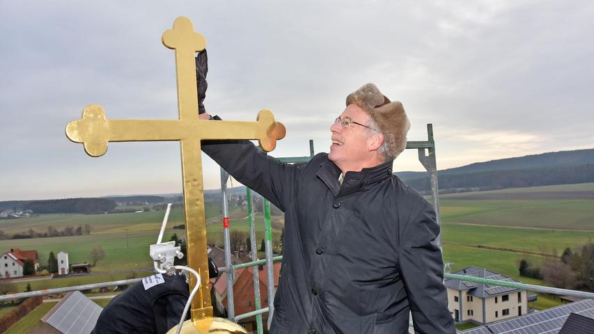 In neuem Glanz: Kupferkreuz erstrahlt über Keidenzell  