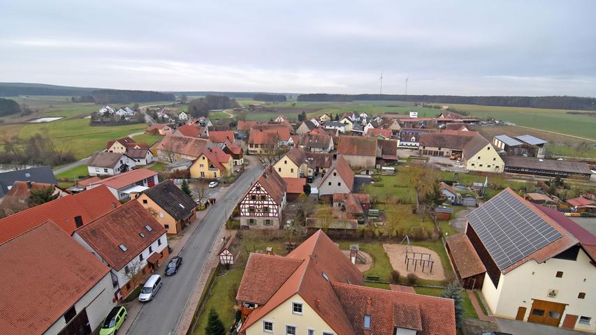 In neuem Glanz: Kupferkreuz erstrahlt über Keidenzell  