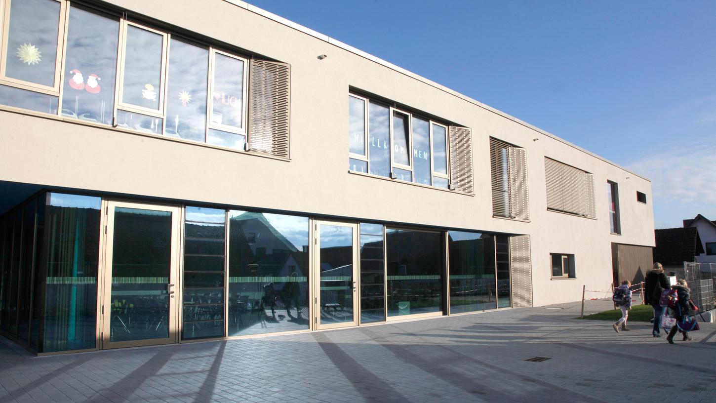 Die neue, seit diesem Schuljahr geöffnete Kersbacher Grundschule: Von außen erstrahlt das Gebäude modern.