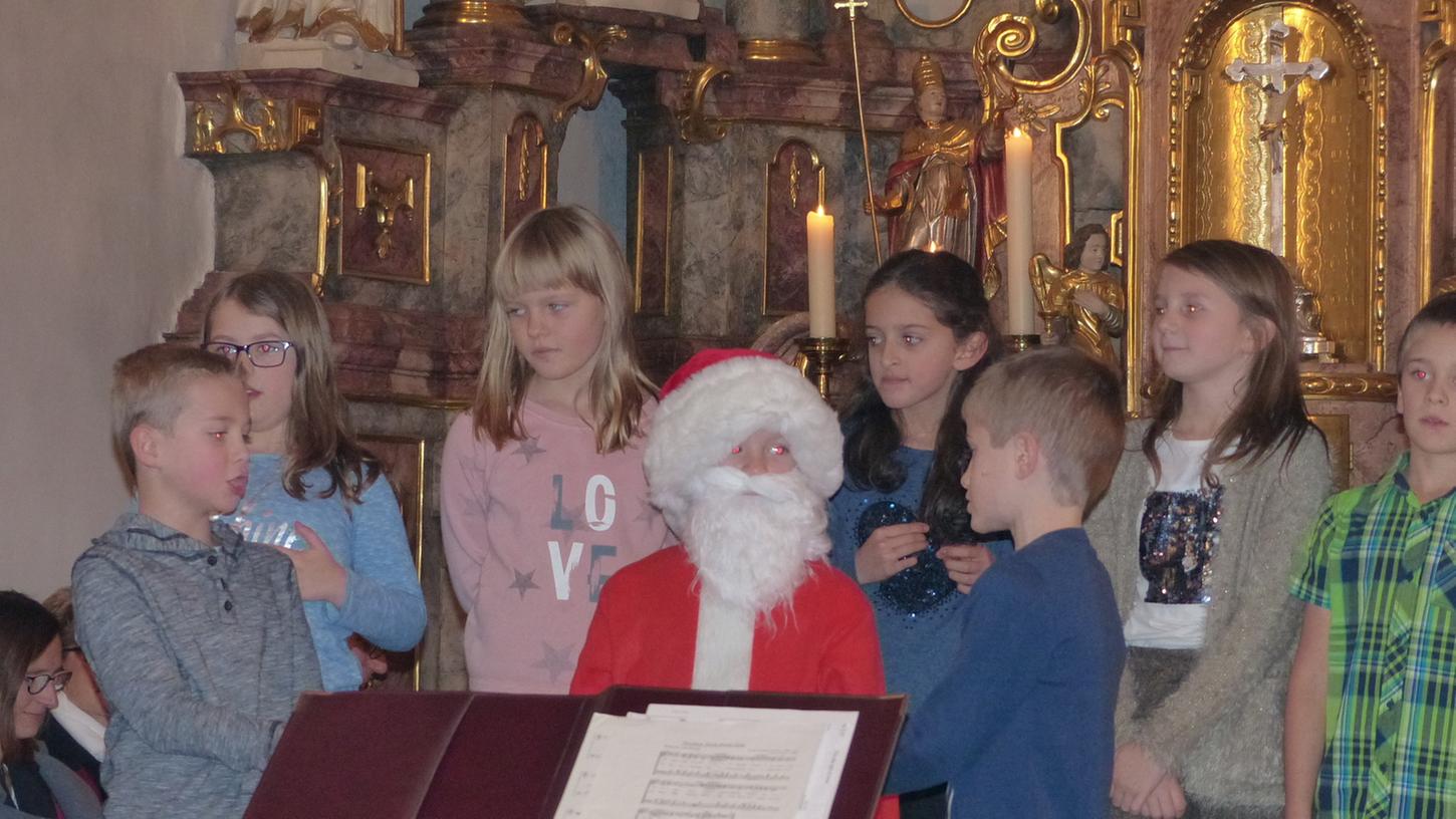 Auch die Grundschüler ließen es sich nicht nehmen, beim Adventskonzert in der Pinzberger St-Nikolaus-Kirche mit toller Musik mitzumischen.