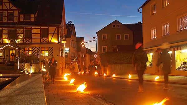 Am zweiten Weihnachtsfeiertag, 26. Dezember, ist dann Gößweinstein an der Reihe. Ab 17 Uhr wird der Himmel an diesem Abend von Holz- und bengalischen Feuern hell erleuchtet.