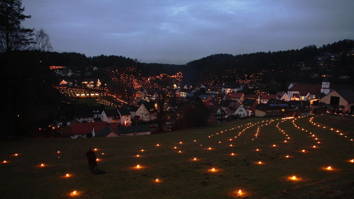 Die Lichterprozessionen wie hier in Obertrubach lassen jedes Jahr die Orte in der Fränkischen Schweiz in Lichterglanz erstrahlen.