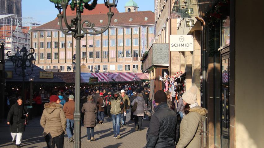 19. Dezember: Es muss nicht immer Schnee sein: Der Christkindlesmarkt lockt auch bei strahlendem Sonnenschein die Besucher bereits zur Mittagszeit in die Stadt.