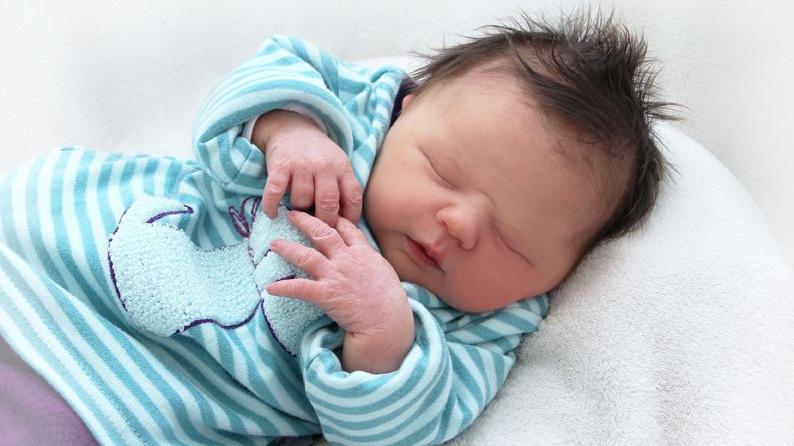 Hallo kleine Mia Isabella! Sie kam am 17. Dezember im St. Theresien-Krankenhaus zur Welt und war dabei 48 Zentimeter groß sowie 3450 Gramm schwer.