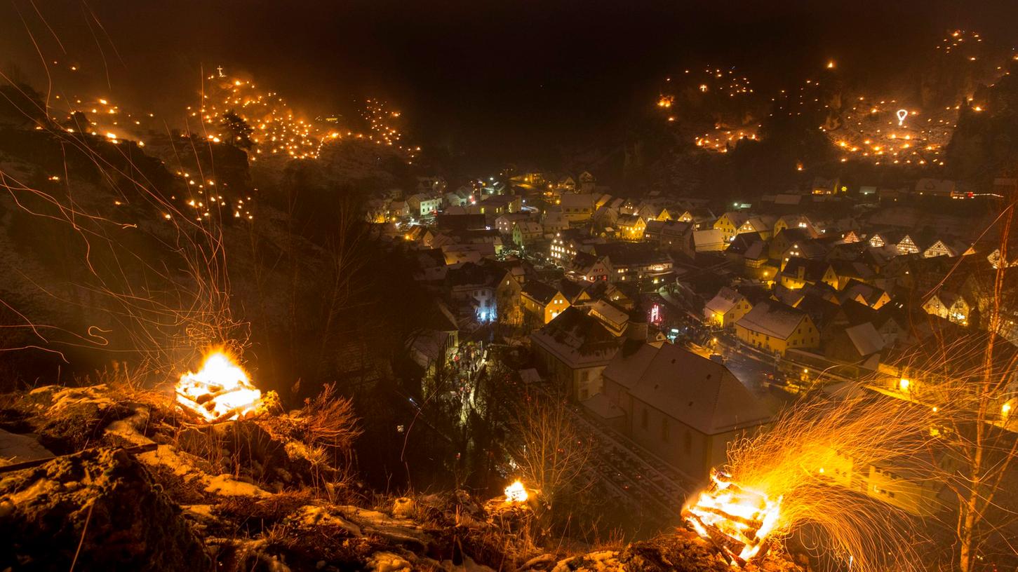 Was für ein Anblick! Hunderte Bergfeuer erleuchten Pottenstein - jedes Jahr am 6. Januar.