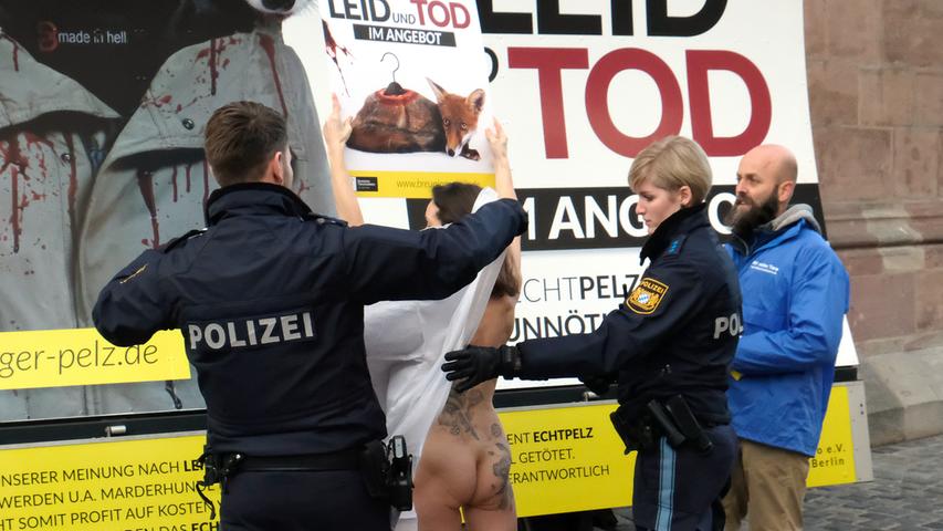 Nacktprotest vorm Breuninger: Tierschützerin zieht blank