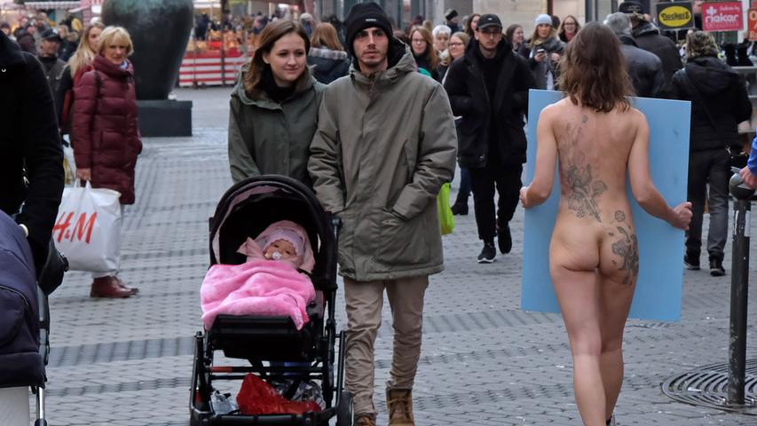 Nacktprotest vorm Breuninger: Tierschützerin zieht blank