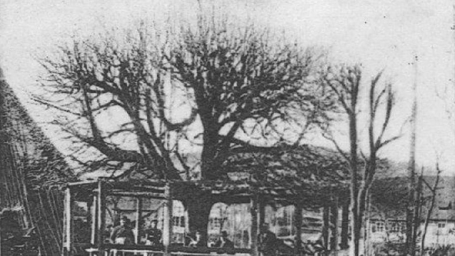 Der Baum prägt das Bild vom Ort: Das Bild zeigt die Situation von vor über 100 Jahren.