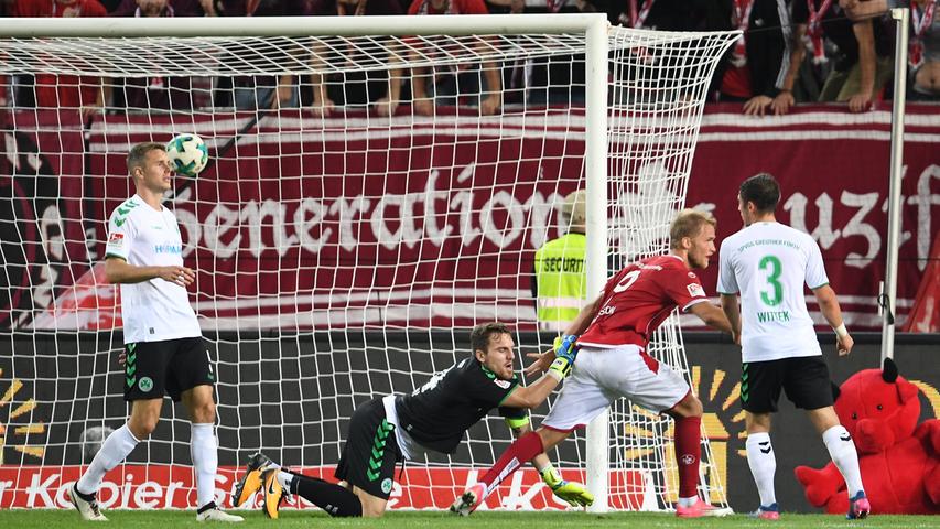 ...völlig aus dem Tritt. Ein weiterer Tiefpunkt: Beim aktuellen Tabellenletzten 1.FC Kaiserslautern gerieten die Gäste mit 0:3 unter die Räder. Matchwinner war Sebastian Andersson, der alle drei Tore erzielte. Einen Spielmacher...