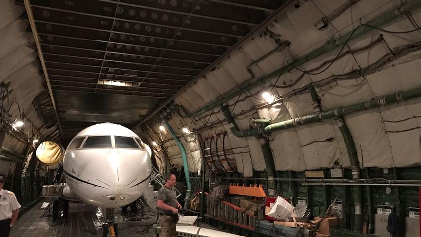 Und so - erstaunlicherweise immer noch recht geräumig - sieht es im Inneren der Antonow aus. Man beachte die abgebauten Flügel und andere Kleinteile des zu transportierenden Mini-Flugzeugs. 