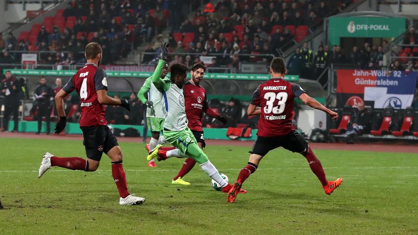 Der Pfosten entwickelt sich später noch einmal zum Club-Retter: Diesmal ist es der vom FC Liverpool ausgeliehene Divock Origi, der zwar Nürnbergs Keeper bezwingt, aber am Aluminium verzweifelt. Das Spiel droht zu kippen, Wolfsburg wird immer aktiver.