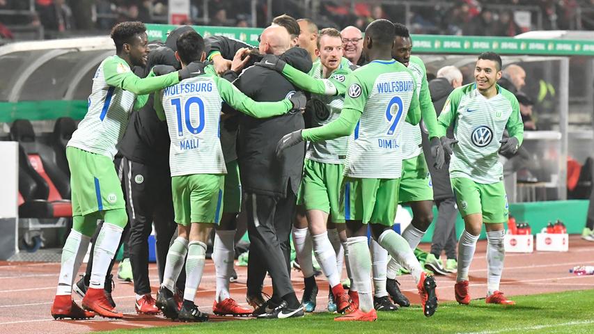 Eine Pokalschlacht mit dem besseren Ende für den Favoriten: Der VfL Wolfsburg beendete am Dienstagabend die Pokal-Träume des 1. FC Nürnberg. In einer hartumkämpften Partie hielt der Club über weite Strecken gut mit, musste sich in der Verlängerung dann aber der individuellen Klasse der Wolfsburger beugen.