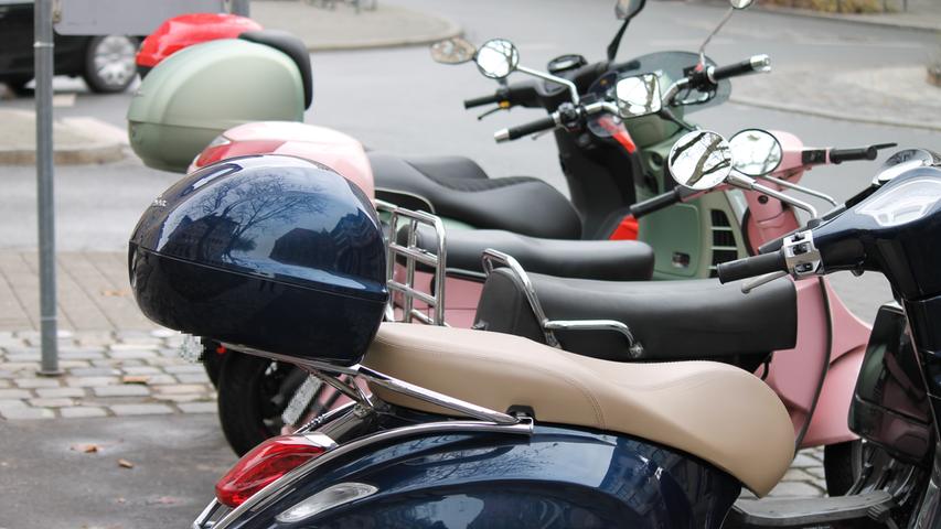 Akkurat haben die Besitzer dieser hübschen Motorroller ihre Gefährte in einer Reihe nahe der Lorenzkirche aufgestellt.Da möchte man glatt auch einen haben.