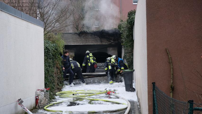 Feuer in Garage: Auto geht in Flammen auf