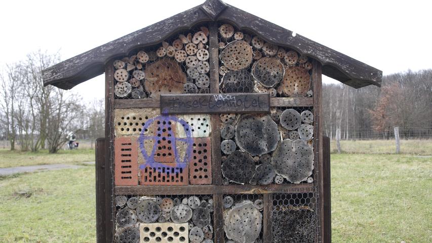 Ein Insektenhotel lockt Bienen, Hummeln und andere Bestäuber an.