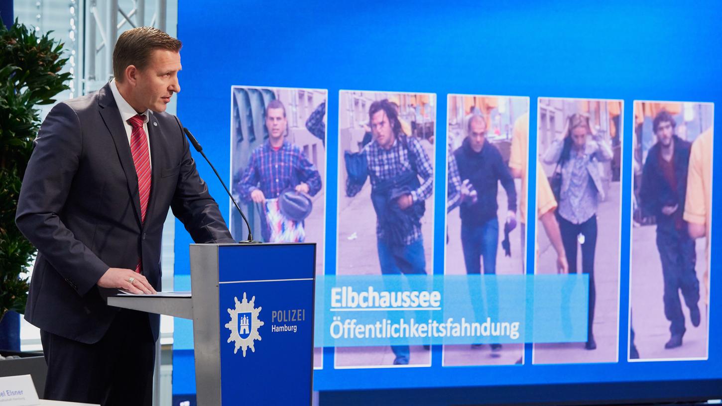 Polizeipressesprecher Timo Zill äußert sich am 18.12.2017 in Hamburg bei der Pressekonferenz Soko "Schwarzer Block" zur Fahndung nach mutmaßlichen G20-Gewalttätern.