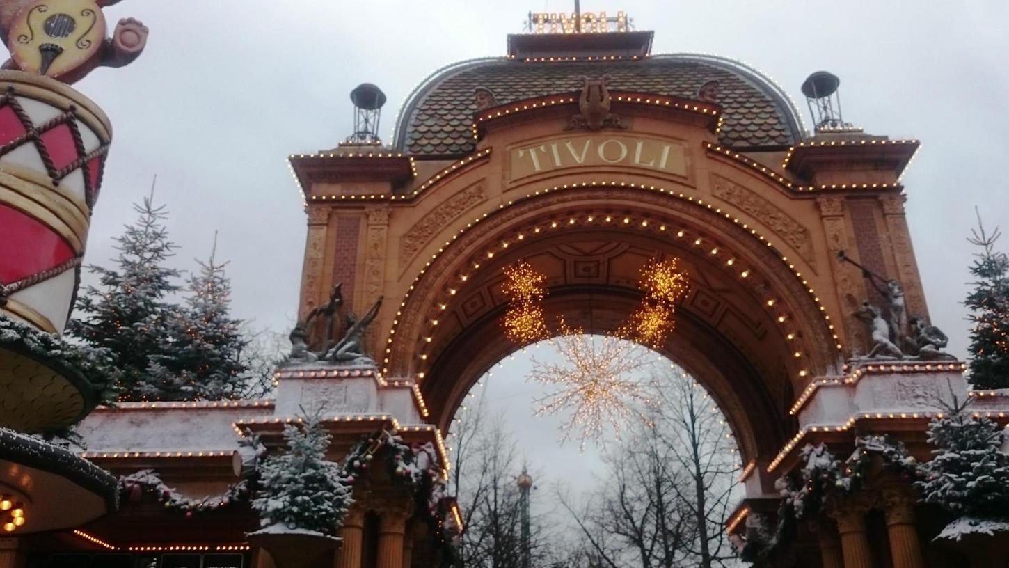 Vorweihnachtszeit in Kopenhagen: Der Vergügungspark Tivoli ist mit vielen bunten Lichtern geschmückt.
