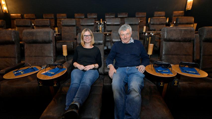 Die Sessel ausgefahren, die 3-D-Brille aufgesetzt – und die Vorstellung kann beginnen: Tochter Laura und Vater Wolfram Weber haben schon mal im Kino 1 Platz genommen.