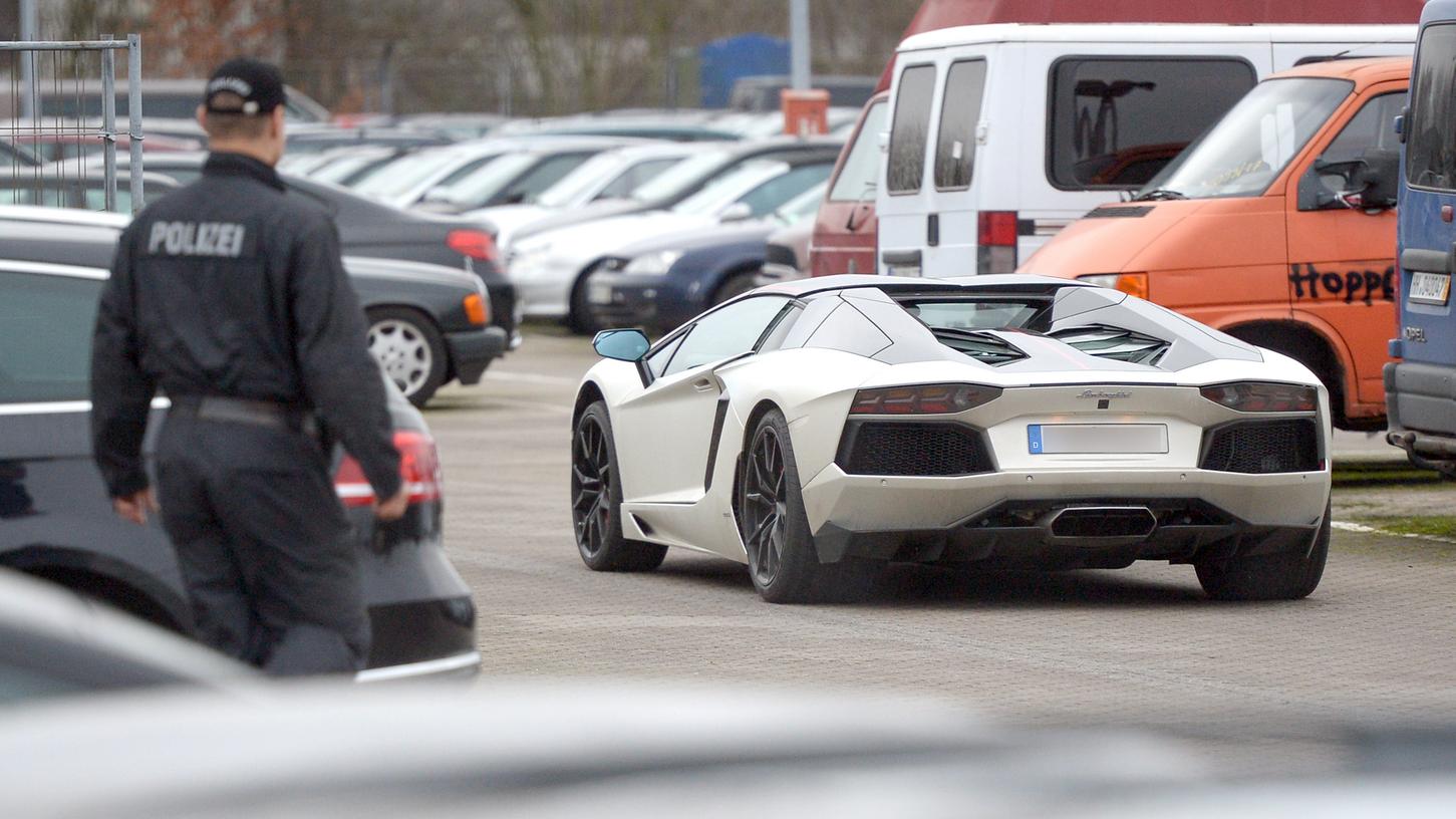 Mit 139 statt erlaubten 88 Dezibel stellte die Polizei den Lamborghini von Ex-Fußballtorhüter Tim Wiese sicher. Nun untersucht ein Gutachter ob an dem Wagen technische Veränderungen vorgenommen wurden.