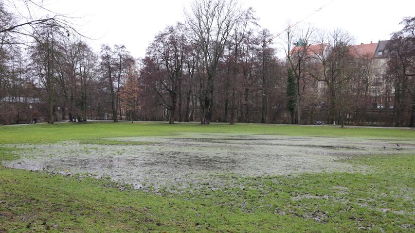 22. Dezember: Der Winter eignet sich nur bedingt, um draußen im Freien Fußball zu spielen. Wenn sich die Wöhrder Wiese dann auch noch in ein Mini-Moor verwandelt, haben höchstens die Krähen Spaß am kalten Nass.