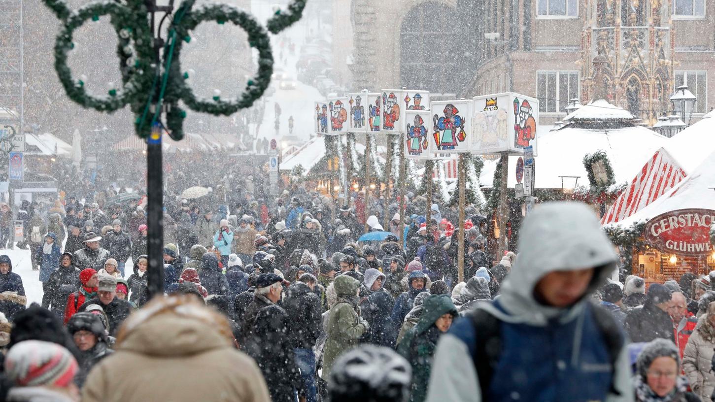 Viele Besucher kamen trotz dichten Schneetreibens auf den Nürnberger Christkindlesmarkt.