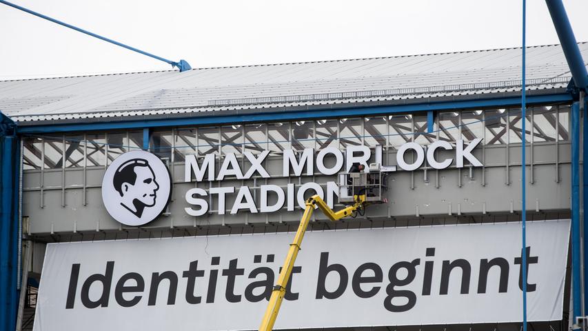 Bevor es aber auf den Platz geht, wird noch fleißig am Stadion geschraubt. Obwohl das eigentliche Crowdfunding-Ziel verpasst wurde, wird das ikonische Stadionachteck umgetauft. Ab sofort prangt es auch von der Fassade: Der Club spielt nun im Max-Morlock-Stadion.
