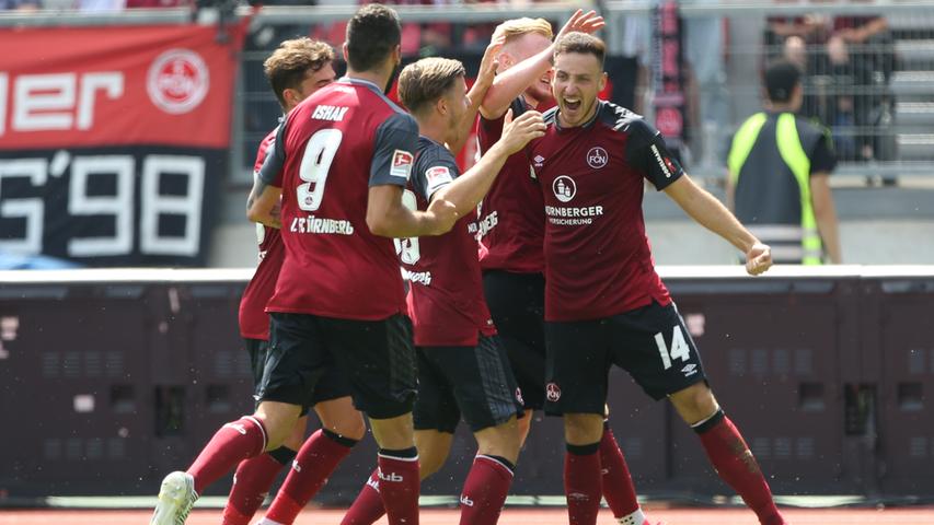 Die Zweitliga-Saison beginnt gleich mit einem Club-Feuerwerk: Durch das klare 3:0 gegen die Roten Teufel aus Kaiserslautern stürmt Nürnberg an die Spitze. Es folgt ein 1:0-Sieg in Regensburg, die Schlagzeilen macht am zweiten Spieltag aber ein anderer.