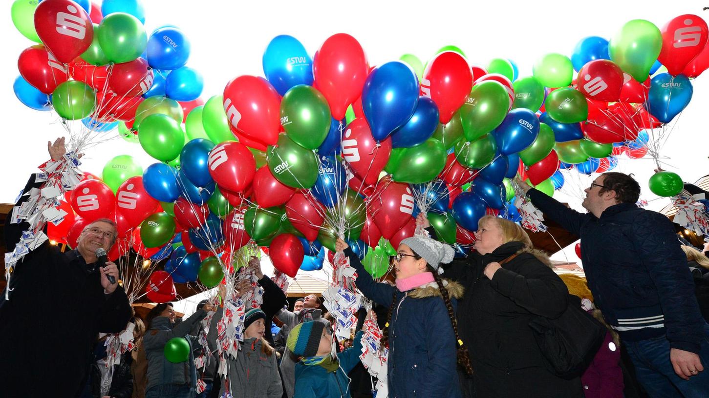 Waldweihnacht: Spendenschecks zum Abschluss