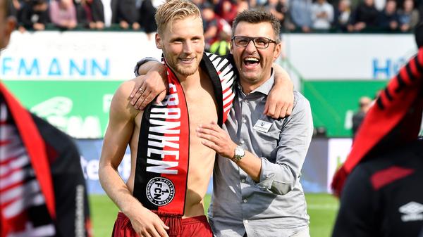 In der zweiten Hälfte bleiben die Rot-Schwarzen auf der Siegerstraße: Behrens bedient Teuchert. Nürnbergs Turbodribbler erhöht auf 2:0 für den Höhenflug-Club, der sich nach Gjasulas Elfmeter-Anschluss plötzlich doch noch im Sinkflug begriffen sieht. Fürth drängt auf den Ausgleich, den Fabian Bredlow reaktionsschnell verhindert. Es ist Zeit für einen Knockout, einen derben Niederschlag. Und dieser folgt: Nachdem man an der rechten Eckfahne mehrfach versucht, die Uhr herunterlaufen zu lassen, bringt Ishak den Ball irgendwie zu Behrens, der diesen im Rutschen im linken Eck platziert. Der Schlusspunkt im 263. Frankenderby.