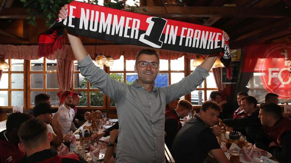 Frankens Nummer eins, auf diesen Sieg hatte man in der Noris sehnlichst gewartet. Logisch, dass sich Nürnbergs Feierbiester, welche die Derby-Kraftprobe endlich auch auf des Gegners Platz bestanden haben, auch auf dem Altstadtfest blicken ließen. Nürnbergs beste Fußballer machen Party, ihr Chefanweiser auch. Der Club, der sich schon in der Vorbereitung als Verein des Volkes inszeniert hatte, ist nun noch nahbarer. Noch präsenter. Ein Teil der Stadt. Man mag ihn.