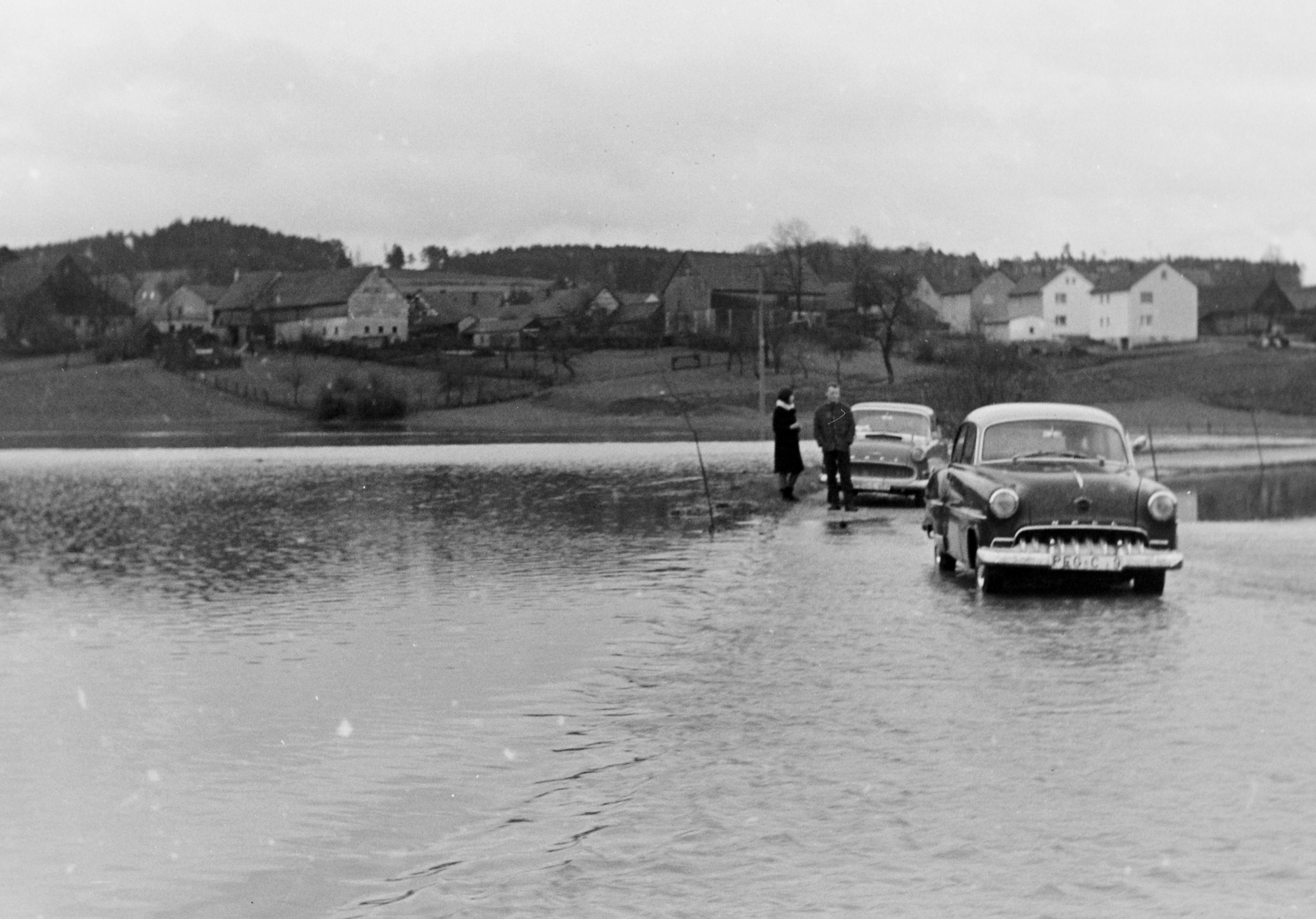 Apropos Seenland: Plötzlich einsetzende Schneeschmelze und ergiebige Regenfälle sorgten für das auf diesem Bild erkennbare Hochwasser der Pegnitz. Die Kleingartenanlage in der Reusch glich einem See, ebenso wie die Talaue zwischen der Reusch und Hainbronn. Die Gemeindeverbindungsstraße war nur unter großer Gefahr passierbar. Zwei Opel-Fahrer probierten dennoch ihr Glück.