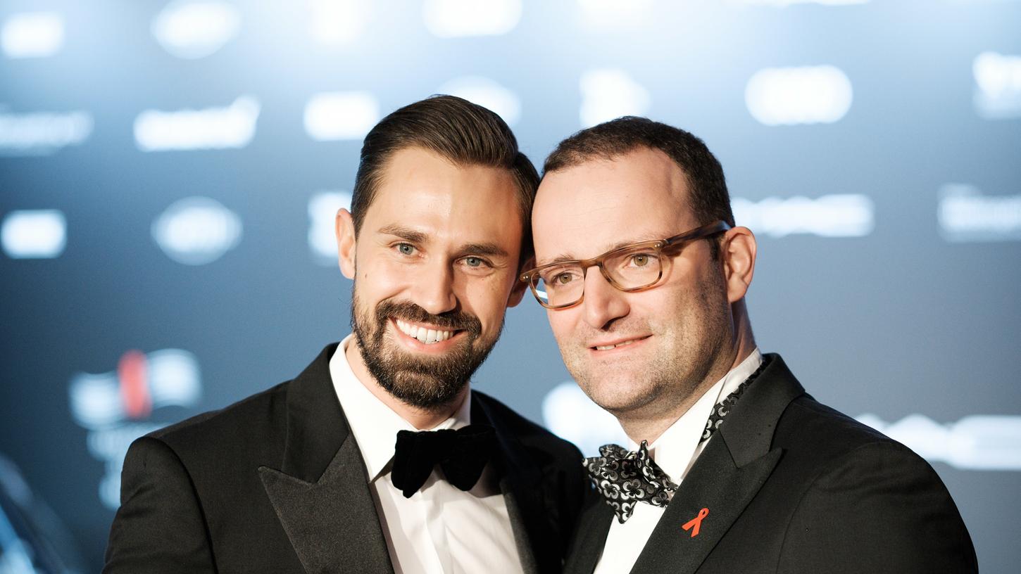 Daniel Funke und Jens Spahn im November 2016 bei einer Preisverleihung in Berlin.