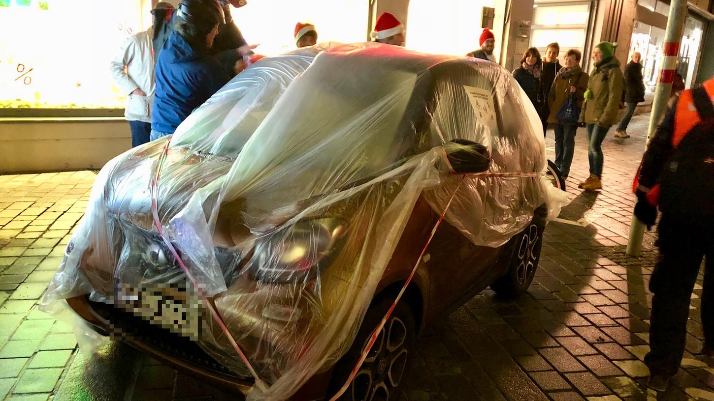Vorweihnachtliche Überraschung: Wer am Freitag in Bamberg falsch geparkt hat, bekam sein Auto als "Geschenk" zurück. Vorweihnachtliche Überraschung: Wer am Freitag in Bamberg falsch geparkt hat, bekam sein Auto als "Geschenk" zurück.