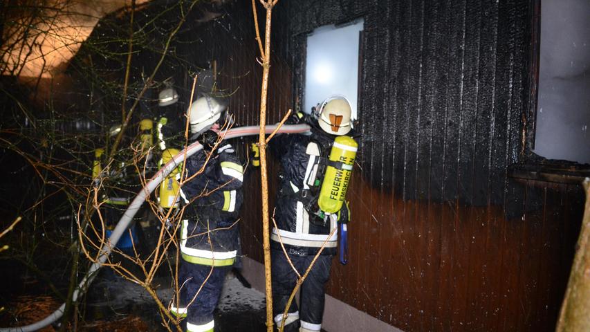 Holzhaus in Vollbrand: Wilhelmsdorfer Feuerwehr im Großeinsatz