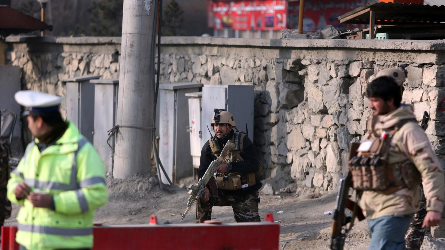 Soldaten und Polizisten stehen in Kabul an einem Checkpoint. Bei einem Selbstmordanschlag im Zentrum der afghanischen Hauptstadt Kabul sind am Morgen des ersten Weihnachtsfeiertages mindestens sechs Menschen getötet worden.