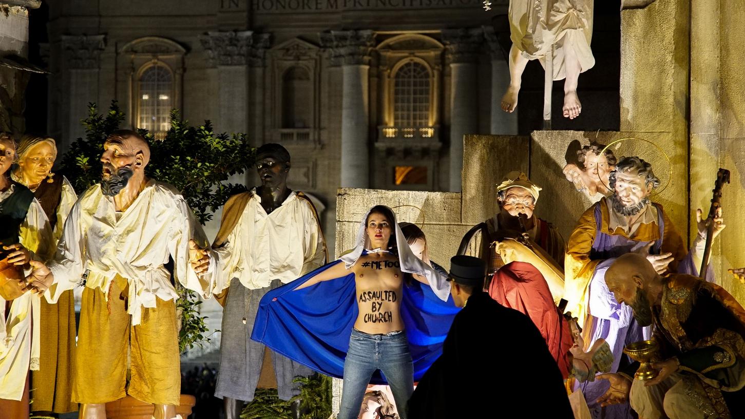 Und plötzlich stand sie da, mitten in der Krippe: Diese Femen-Aktivistin nahm die Polizei fest.