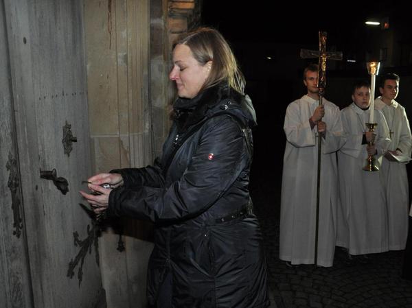Erzbischof trug das Allerheiligste in renoviertes Gotteshaus