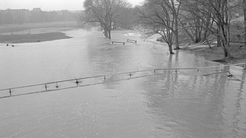 Der unerwünschte Wöhrder See: die Pegnitz ist über ihre Ufer getreten und hat die Wiesen auf beiden Seiten des Talübergangs mit ihren Wassermassen überflutet. Hier geht es zum Kalenderblatt vom 28. Dezember 1967: Eine schöne Bescherung - das Wetter