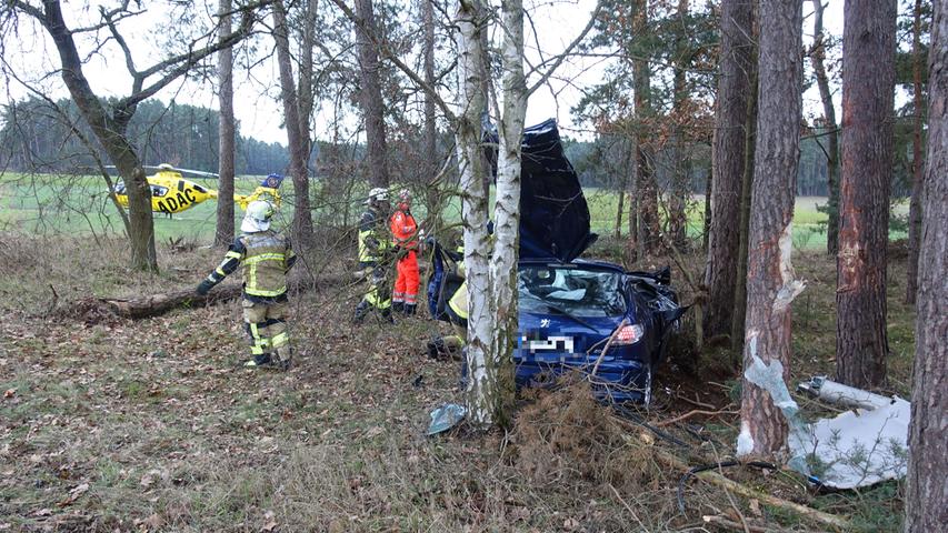 Auto rast auf B2 bei Rednitzhembach in Baumgruppe