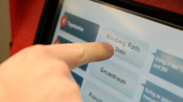 Insgesamt 1789 Mitarbeiterinnen und Mitarbeiter sowie 385 Fahrzeuge hat die VAG. Der städtische Zuschuss beträgt 70 Mio. Euro. Ein U-Bahn-Zug kostet 17,8 Mio. Euro.