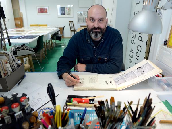 Künstler Michael Jordan (im Bild) hat sich gemeinsam mit dem "Goldliebe" Geschäftsinhaber Folkert Lübben zum Internationalen Comic-Salon den ersten Comic-Spaziergang ausgedacht.