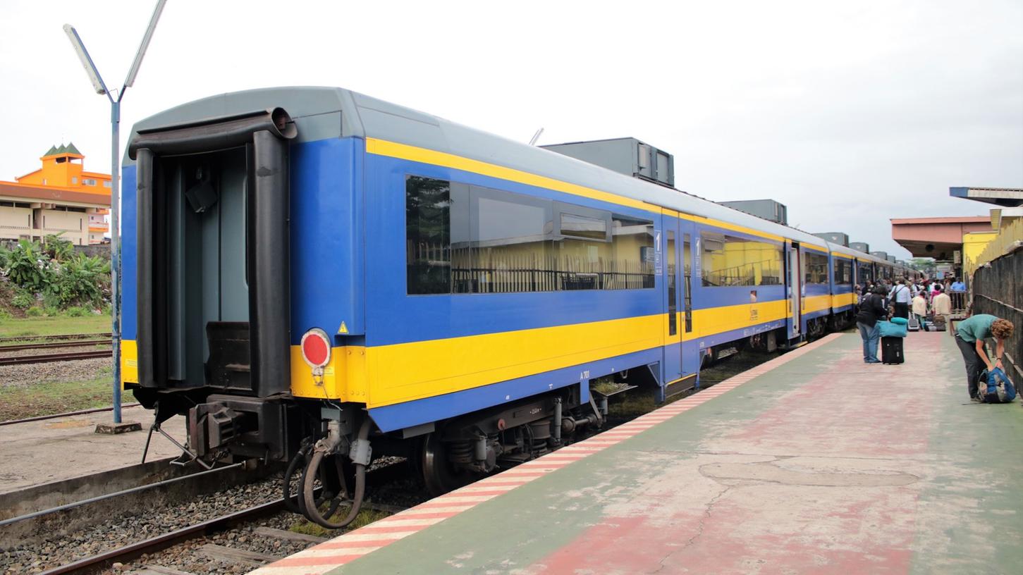 Diese Modus-Wagen waren für die Deutsche Bahn einst in Franken unterwegs. Nun sind sie auf einzigen Eisenbahn-Strecke im afrikanischen Gabun im Einsatz.
