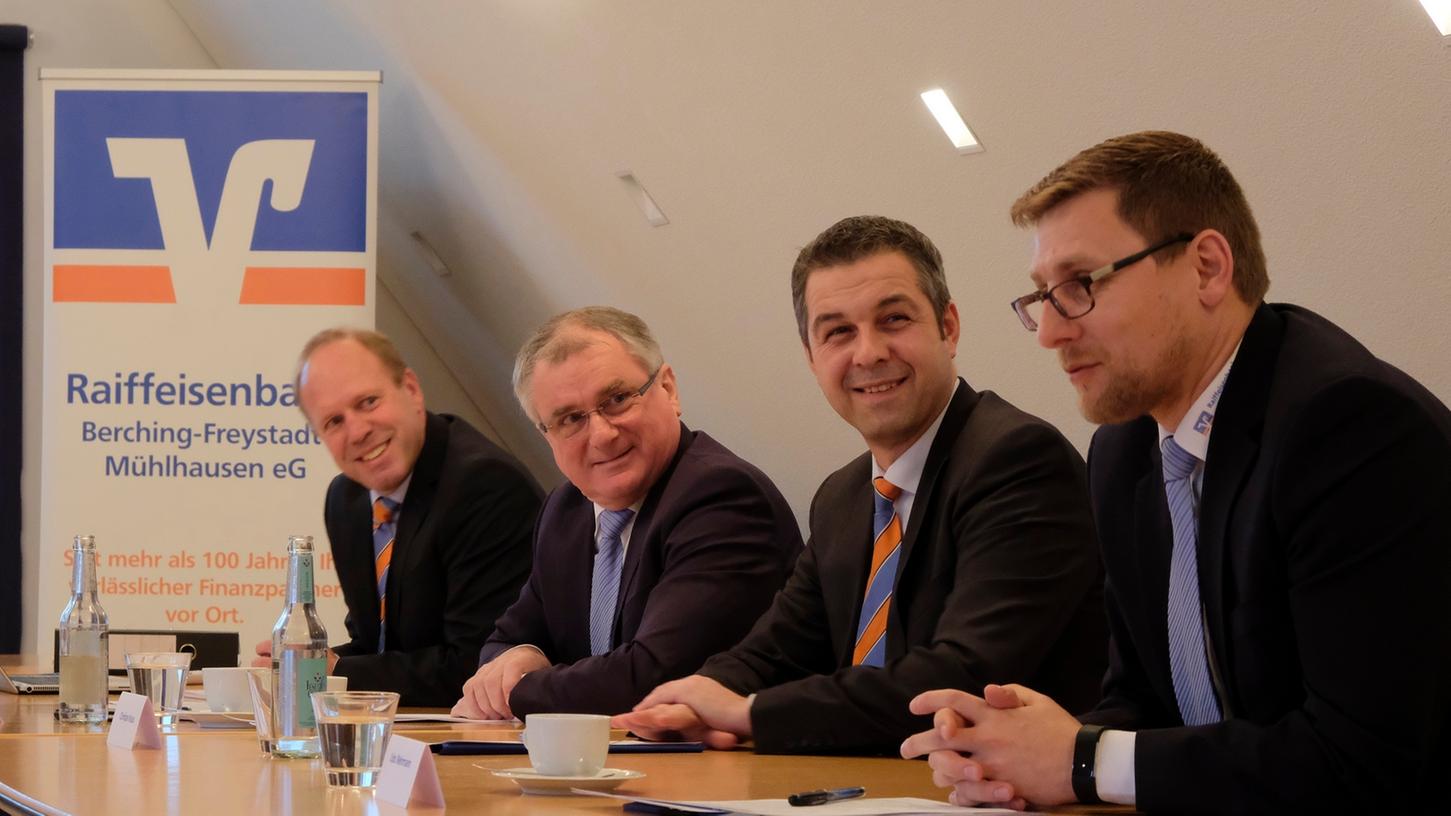 Die Raiffeisenbanken am Rothsee und Berching-Freystadt-Mühlhausen wollen fusionieren. Das gaben die Vorstände bei einer gemeinsamen Pressekonferenz bekannt. Die Raiffeisenbanken am Rothsee und Berching-Freystadt-Mühlhausen wollen fusionieren. Das gaben die Vorstände bei einer gemeinsamen Pressekonferenz bekannt.