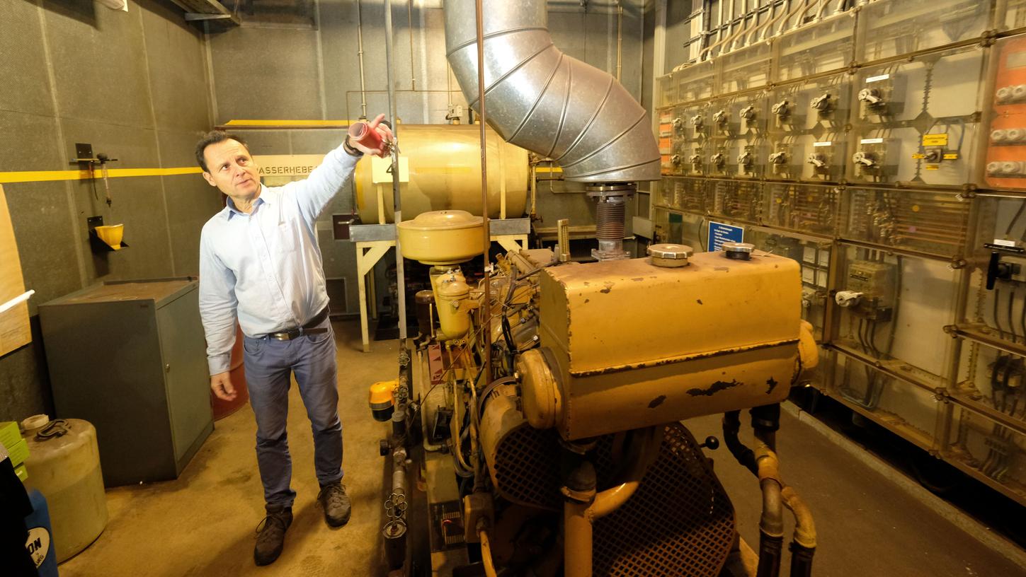 Horst Arnold, Erster Vorsitzender des Fördervereins Nürnberger Felsengänge e.V., bei der Führung durch den Bunker unter dem Hauptbahnhof.